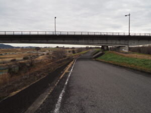 福寿大橋の下を通過する道路の写真です。