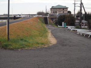 岩井山城趾前の道路の写真です。
