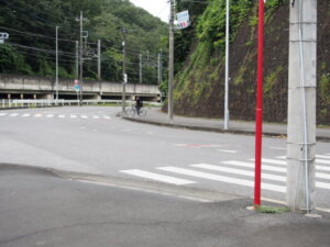 女浅間山方向へ渡る横断歩道の写真です。