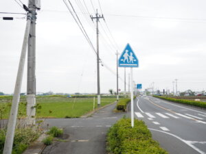 ルート128沿いの横断歩道の標識の写真です。