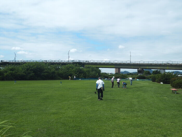 グランドゴルフを楽しむ人の写真です。