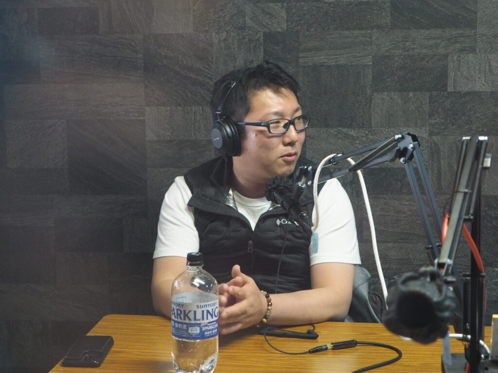 ＦＭＤＡＭＯＮＯ・パーソナリティ：根岸智也さんの写真です。