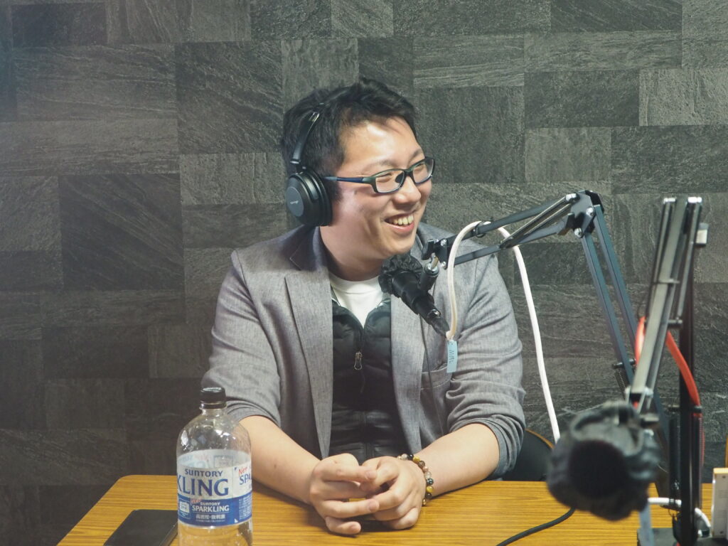 ＦＭＤＡＭＯＮＯ・パーソナリティ：根岸智也さんの写真です。