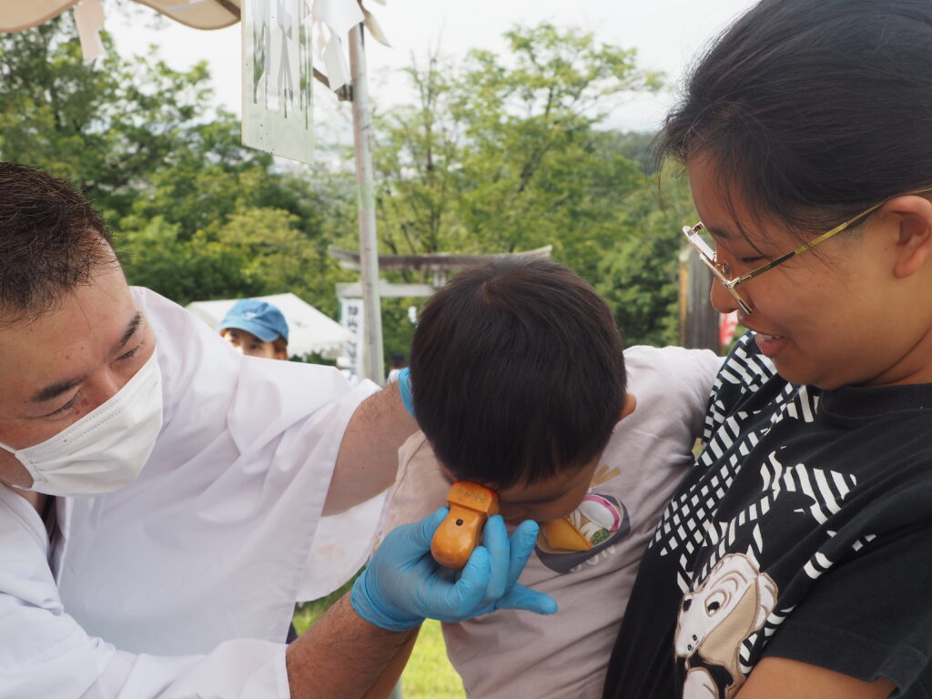 ペタンコ祭り:おでこに御朱印を押している写真です。