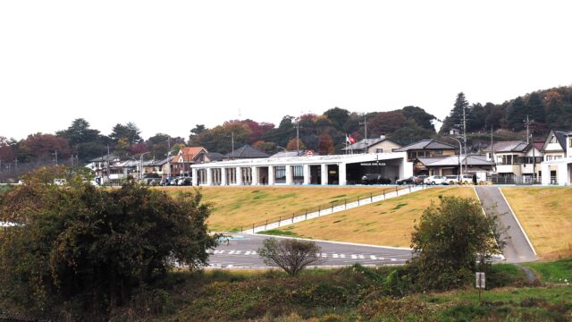 渡良瀬橋から臨む「わたらせリバープラザ」の写真です。