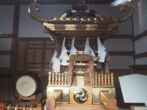 下野國一社八幡宮：八坂神社神輿の写真です。