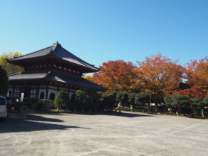 鑁阿寺：境内駐車場の写真です。