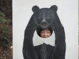 熊の作品と人間の顔の写真です。