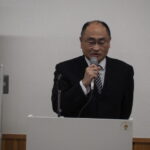 西新井町自治会：新年会で挨拶する県会議員の写真です。