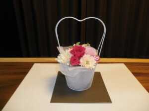 プリザーブドフラワー　はーとの花かごの写真です。