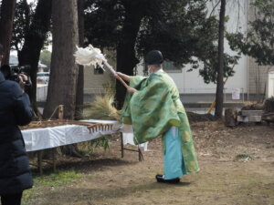 御厨神社：御田植祭で用いる農具を清める宮司の写真です。