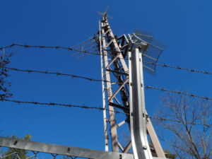 須永山とつる山の途中にある電波塔の写真です。
