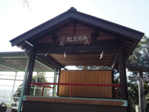 雷電神社：神楽殿の写真です。