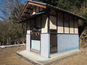 雷電神社内にある小谷社神社の写真です。