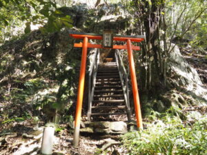 叶権現の赤い鳥居の写真です。