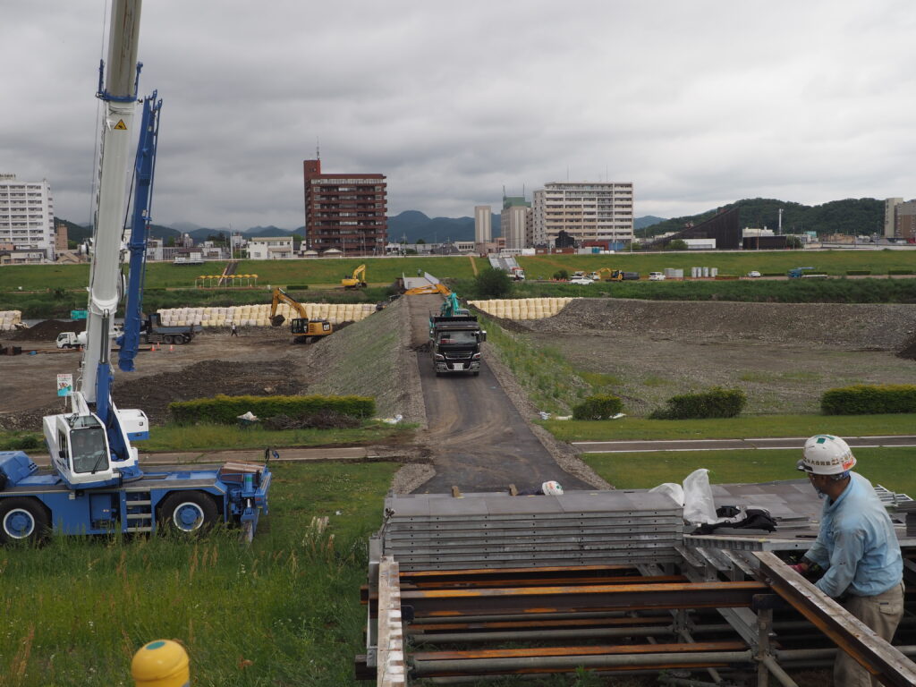 中橋架け替え工事:仮設通路撤去作業の写真です。