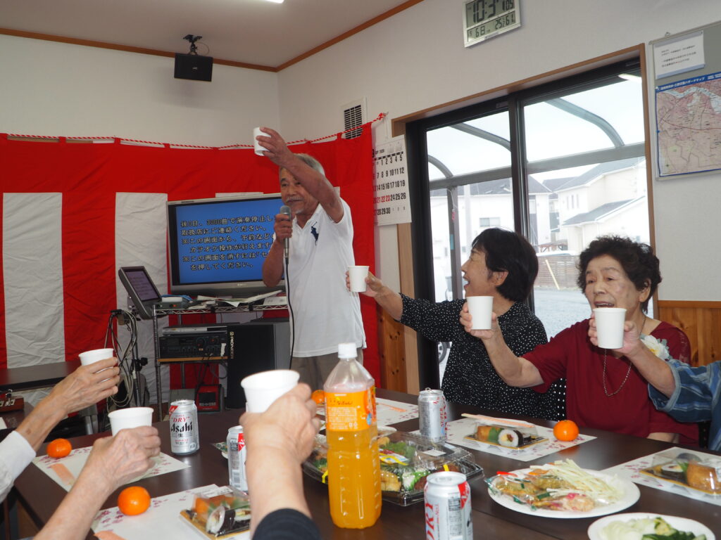 敬老会：祝賀会の写真です。