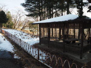 桐生が岡公園：歩行者用通路脇にある休憩スペースの写真です。