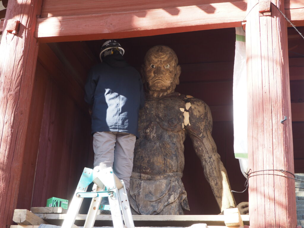 大岩山毘沙門天山門の金剛力士像修復作業の写真です。