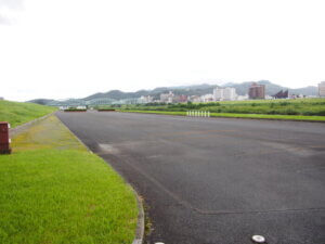 渡良瀬川右岸駐車場の写真です。