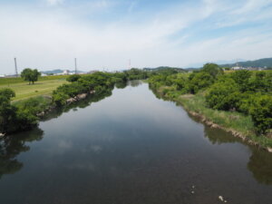 福猿歩道橋から渡良瀬川上流を望む写真です。