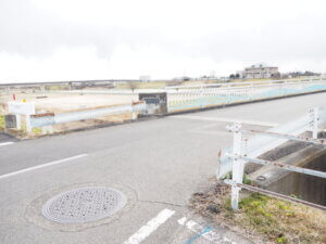 岩井橋を渡る道路の写真です。