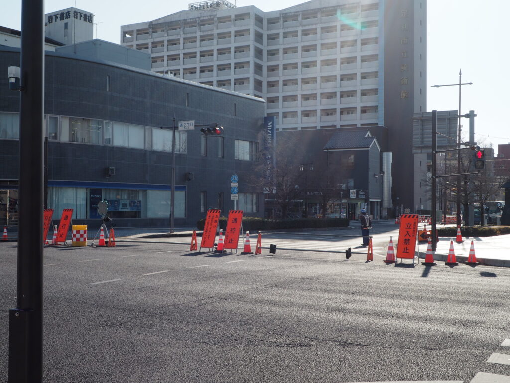 中橋架け替え工事に伴う通行止めの写真です。