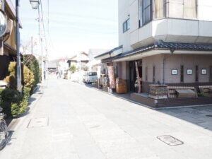 鑁阿寺前の道路の写真です。