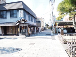 足利学校前の道路の写真です。