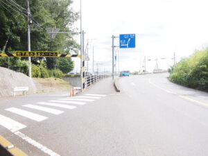 県道と犬伏街道の交差点の写真です。