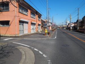 車で江川八幡宮に向かう道の写真です。