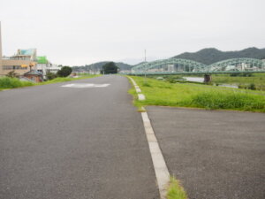 堤防道路を中橋方向に進む写真です。