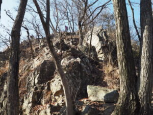 両崖山にに向かう岩場の写真です。