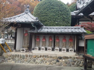 三宝院：山門前の六地蔵の写真です。