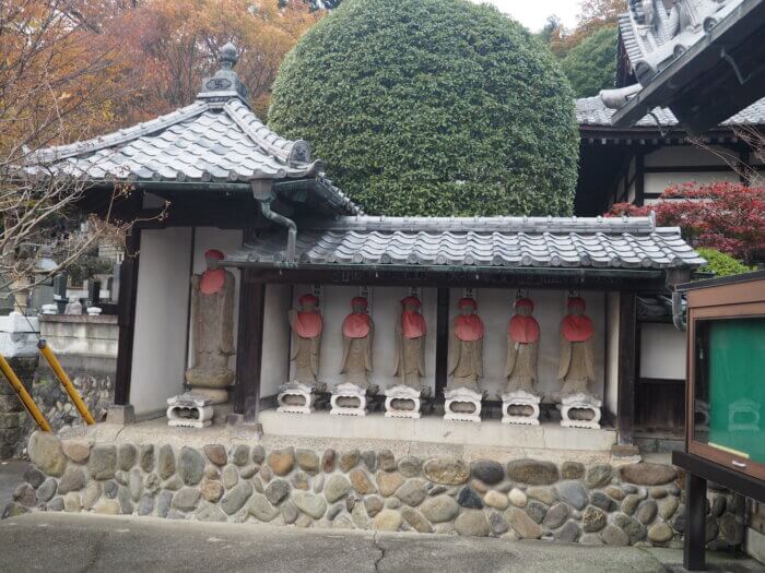 三宝院:山門前の六地蔵の写真です。