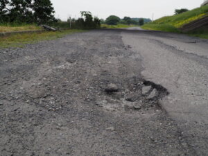 道路の凸凹の写真です。