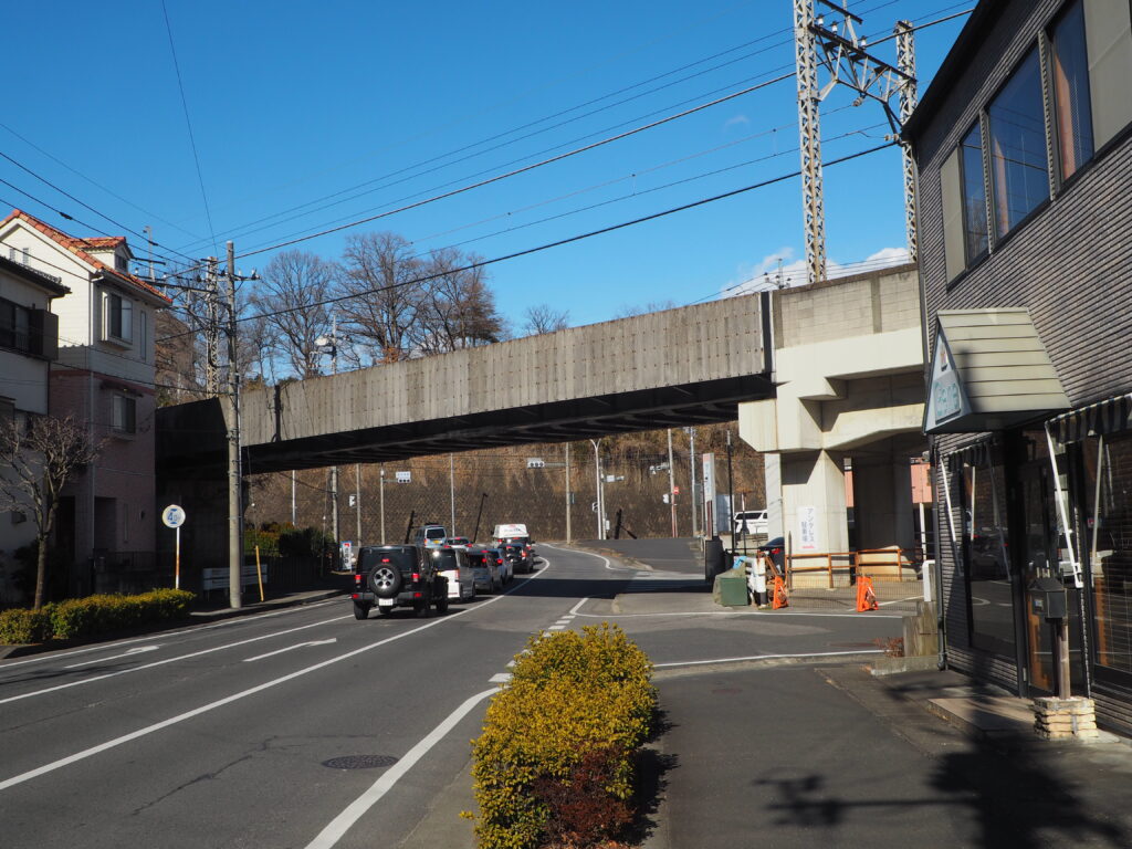 前方に東武伊勢崎線の高架が見える写真です。