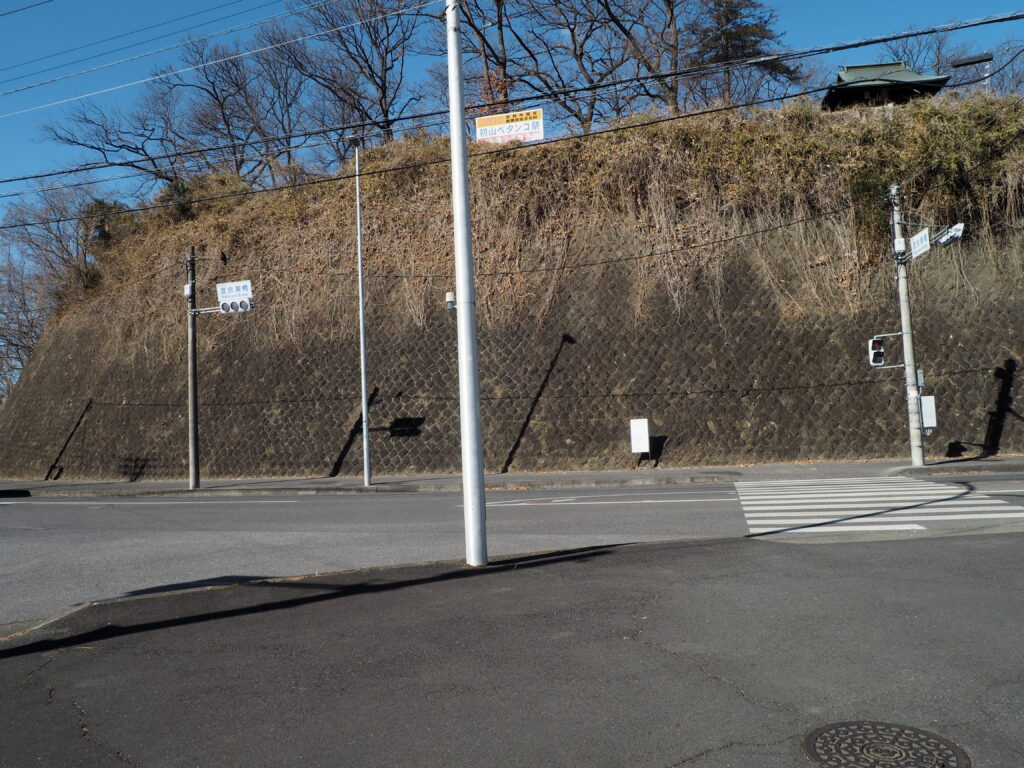 渡良瀬橋南交差点に向かう歩道の写真です。