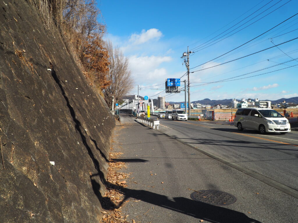 渡良瀬橋北交差点を渡り左折（北）した風景写真です。