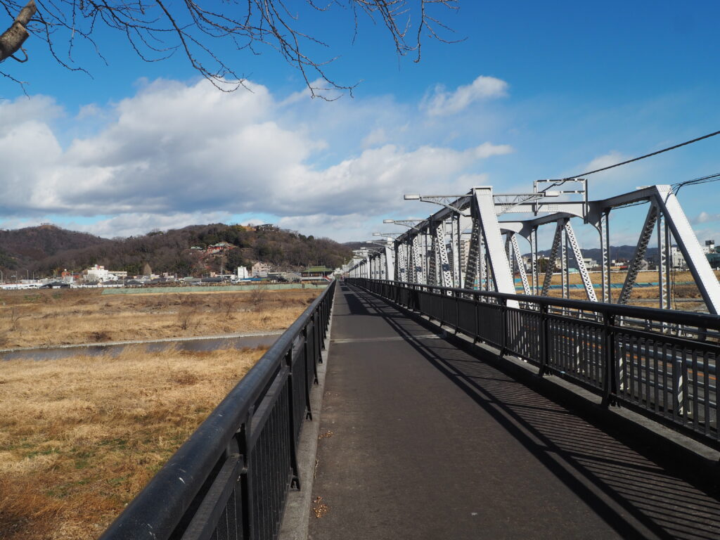 渡良瀬橋側道橋の写真です。