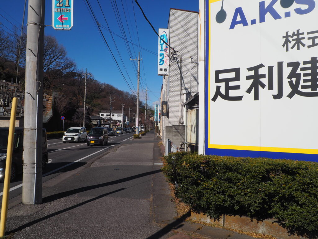 市駅南交差点の横断歩道を西側に渡った所の風景写真です。