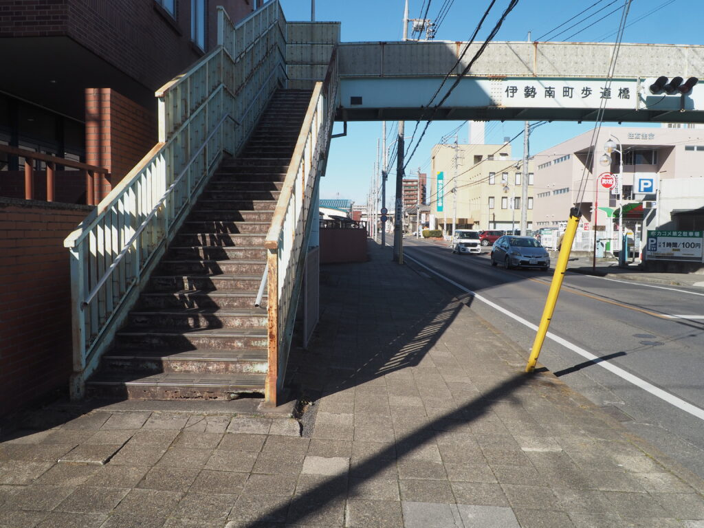 ＪＲ足利駅南交差点歩道橋の写真です。
