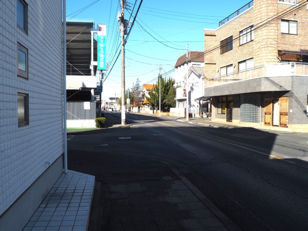 渡良瀬橋へ向かう歩道の写真です。