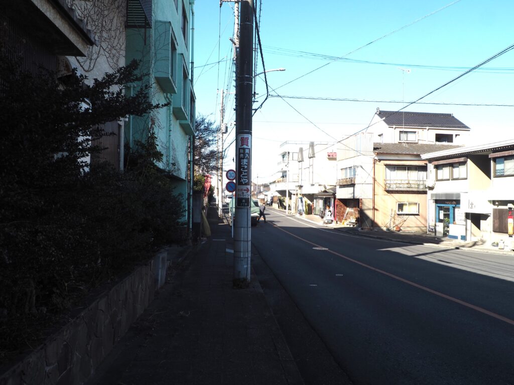 渡良瀬橋へ向かう歩道の写真です。