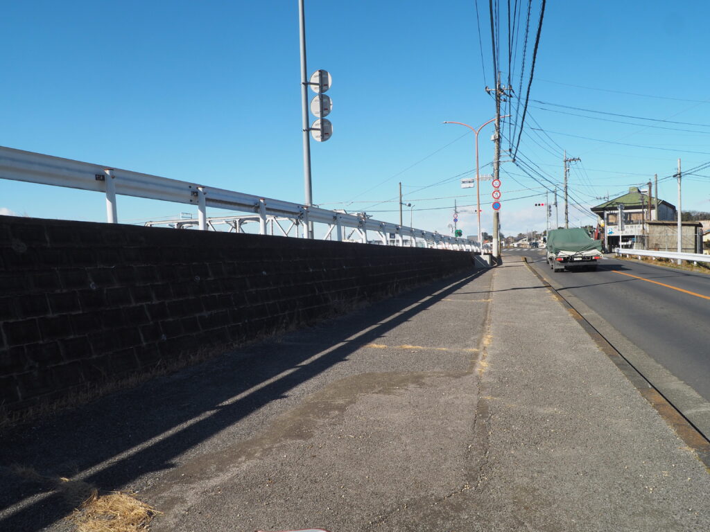 渡良瀬橋へ向かう歩道の写真です。