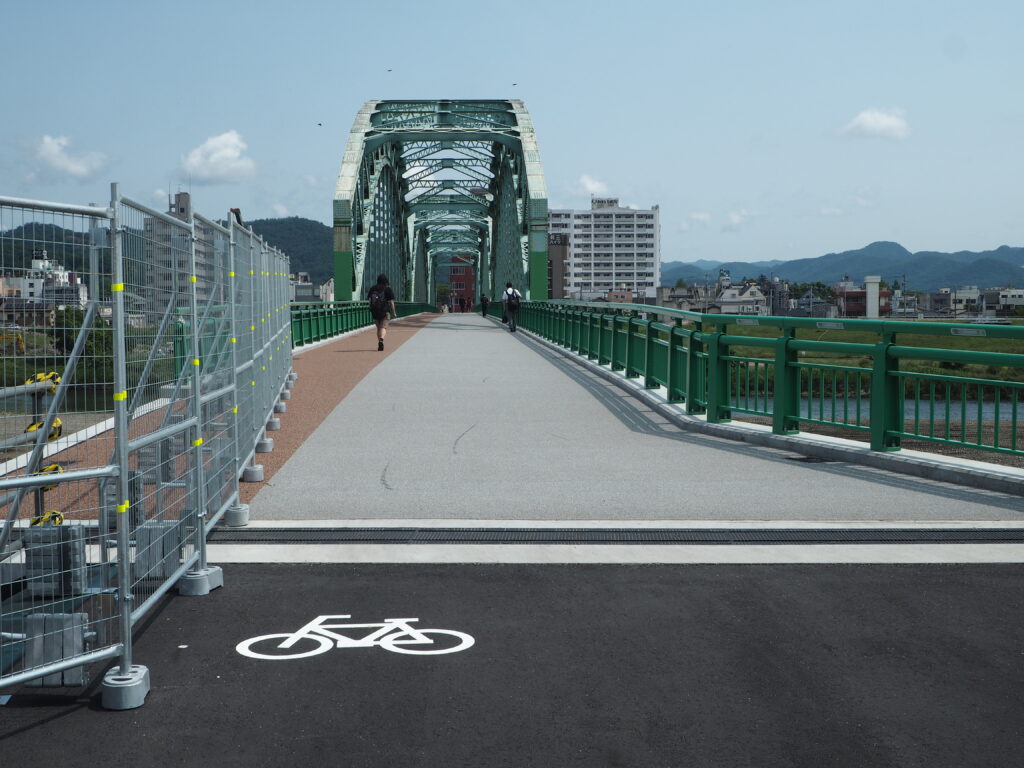 中橋緑地多目的広場南駐車場からFMだものスタジオ方向へのルート写真です。