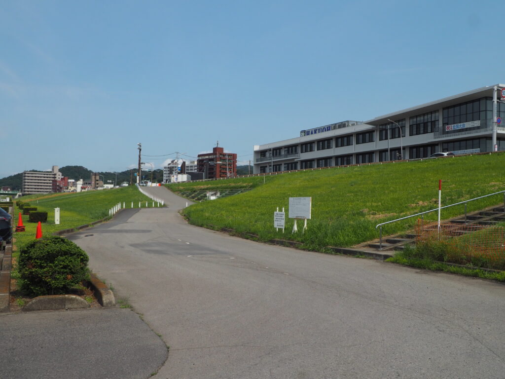 中橋緑地多目的広場北駐車場からfmだものスタジオ方向のルートの写真です。