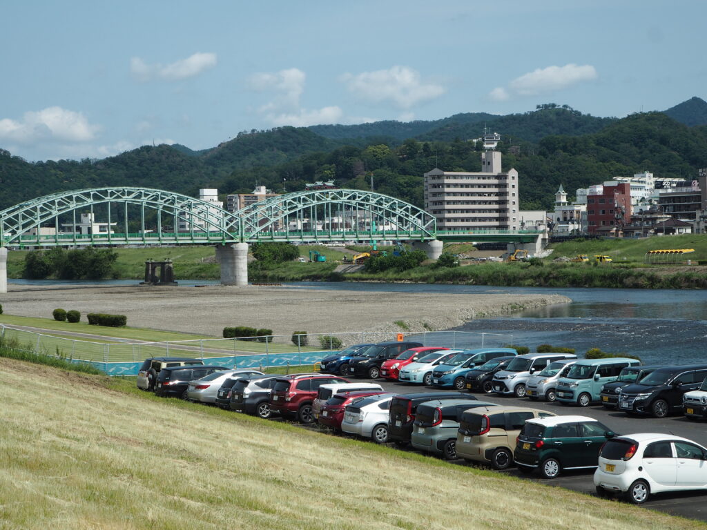 中橋緑地多目的広場南駐車場からFMだものスタジオ方向へのルート写真です。