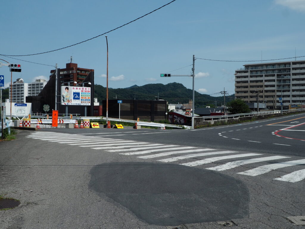 中橋緑地多目的広場北駐車場からfmだものスタジオ方向のルートの写真です。