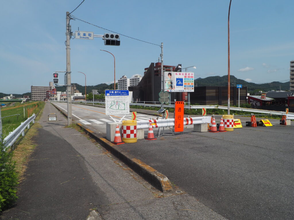 中橋緑地多目的広場北駐車場からfmだものスタジオ方向のルートの写真です。